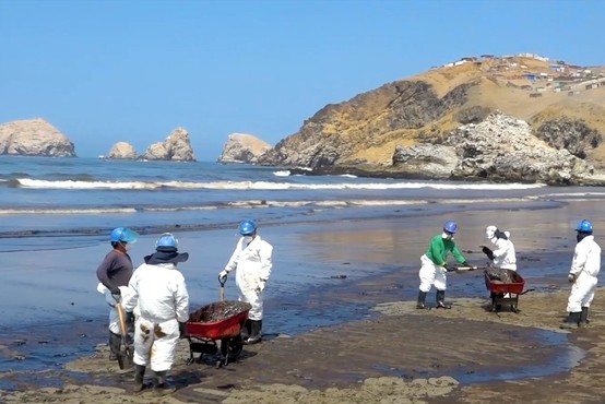 Valovanje morja po izbruhu vulkana pri Tongi povzročilo razlitje nafte v Peruju