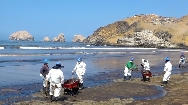 Valovanje morja po izbruhu vulkana pri Tongi povzročilo razlitje nafte v Peruju (foto: profimedia)