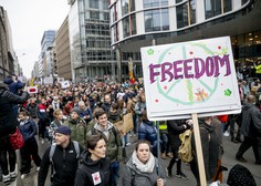 V Bruslju množični protest proti epidemiološkim ukrepom in omejitvam