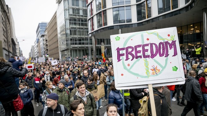 V Bruslju množični protest proti epidemiološkim ukrepom in omejitvam (foto: profimedia)