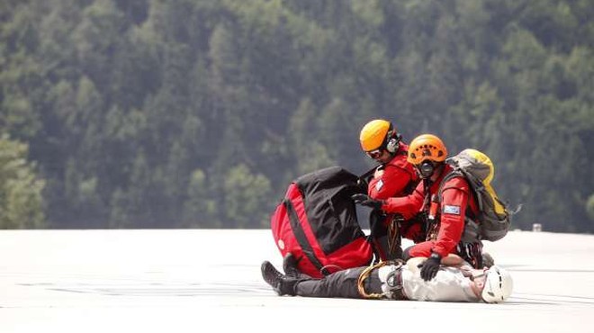 Gorski reševalci ob velikem številu nesreč pozivajo k premišljenemu obisku gora (foto: Tina Kosec/STA)