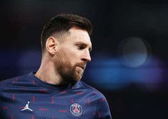 Messi prejel dres s podpisom papeža Frančiška