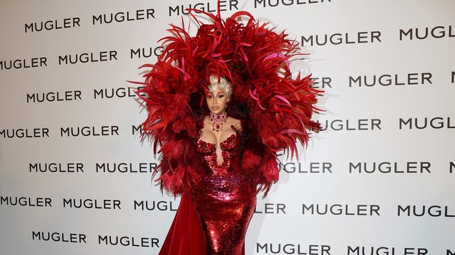 Ljubljenec modnih ikon, ki je ljubil dramo na modni brvi (in avtor TISTE obleke Demi Moore) (foto: Profimedia)