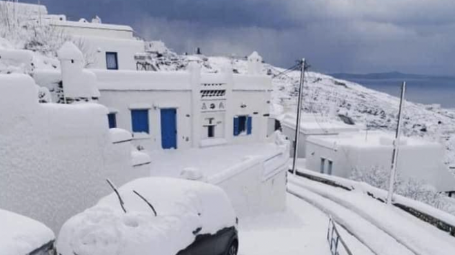 (FOTO) Saj ni res, pa je: grške otoke obiskal (za njih) nenavaden vremenski pojav (foto: Twitter/neurje.si)