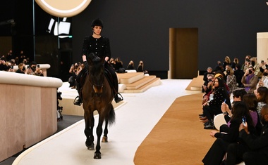 (FOTO) Vse je enkrat prvič: Charlotte Monaška JEZDILA po brvi za Chanel