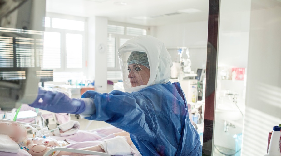 Na covidnih oddelkih tudi s koronavirusom okuženi bolniki, hospitalizirani zaradi drugih težav (foto: UKC Ljubljana)