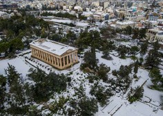 V Grčiji jeza zaradi snežnega prometnega kolapsa