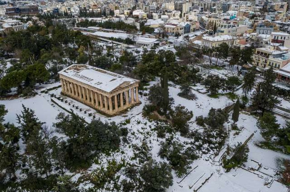 V Grčiji jeza zaradi snežnega prometnega kolapsa (foto: Xinhua/STA)