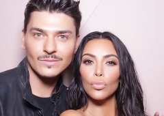 Vizažist Kim Kardashian na TikTok-u pokazal tehniko ličenja, po kateri hrepenijo mnoge