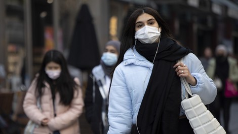 V Veliki Britaniji dve tretjini pozitivnih na koronavirus že preboleli covid-19