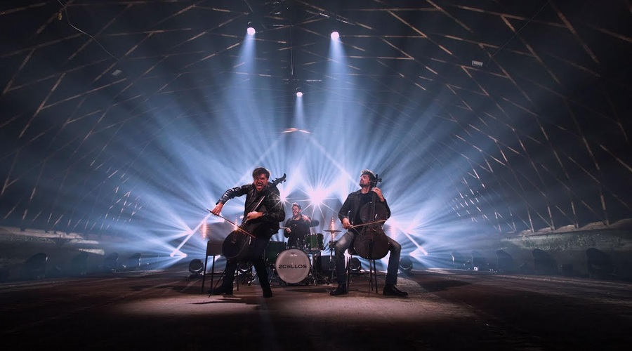 VIDEO: Poglejte, kako je Hauser iz 2CELLOS pel slovenske pesmi in kaj je imel povedati čez Mariborčane (foto: Simone Di Luca in arhiv 2Cellos)