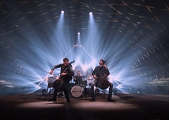 VIDEO: Poglejte, kako je Hauser iz 2CELLOS pel slovenske pesmi in kaj je imel povedati čez Mariborčane