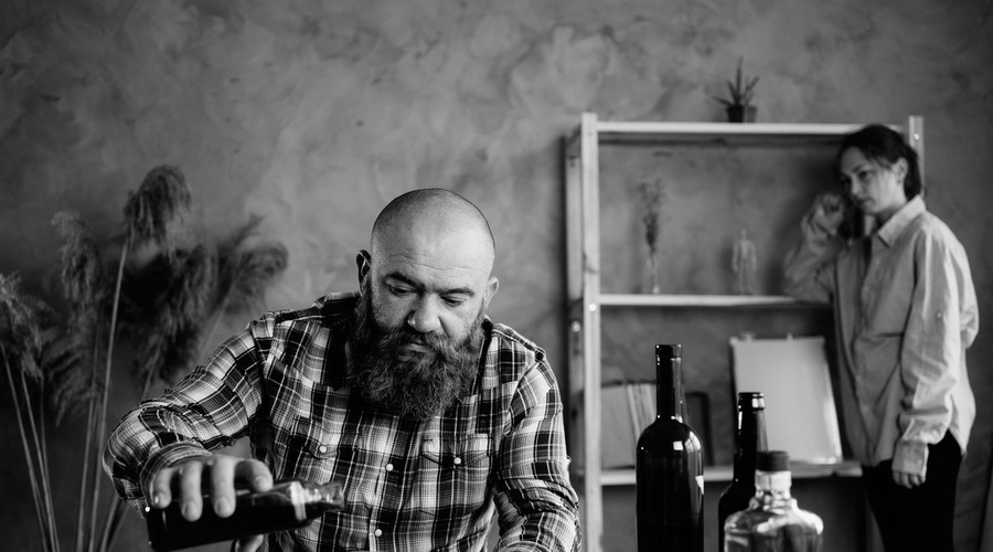 O otrocih odvisnih staršev (in generacijskem prekletstvu) - piše dr. Robert Oravecz (foto: profimedia)