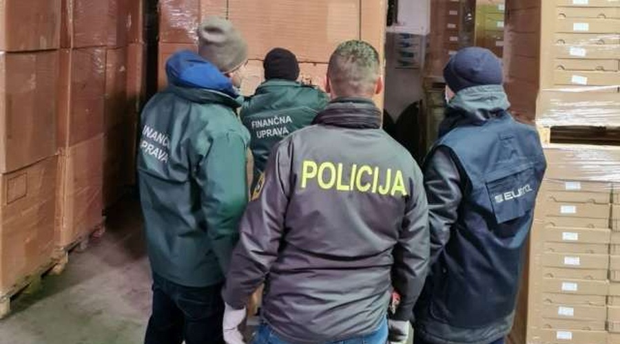 Razkrili mednarodno združbo, ki je v Sloveniji nezakonito proizvajala tobačne izdelke (foto: Twitter/Policija)