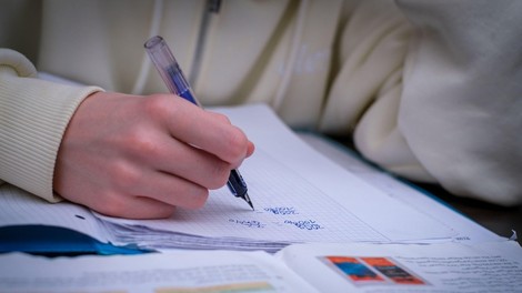 Delež učencev, ki ostajajo doma zaradi nasprotovanja staršev ukrepom, veliko nižji