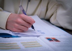 Delež učencev, ki ostajajo doma zaradi nasprotovanja staršev ukrepom, veliko nižji