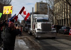 Konvoj tovornjakov prispel v Ottavo, pridružilo se jim je na tisoče protestnikov