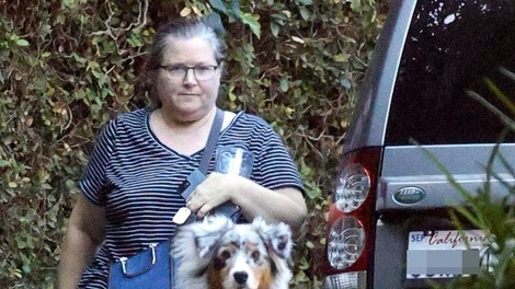 (FOTO) Neprepoznavna: Nekoč slavno igralko prvič po 12 letih videli v javnosti