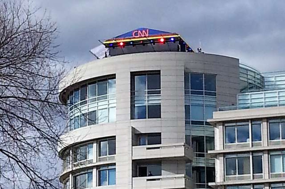 Predsednik upravnega odbora televizije CNN odstopil zaradi razmerja s podrejeno (foto: Robi Poredoš/STA)