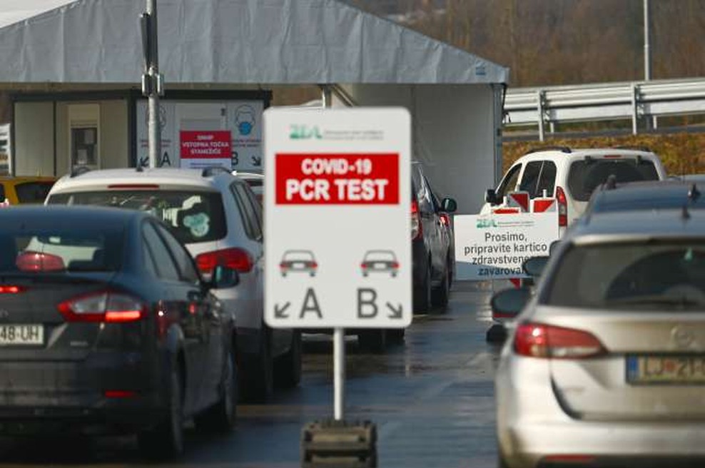 Testirna točka v Stanežičah v četrtek tudi s hitrimi testi na koronavirus (foto: Tamino Petelinsek/STA)