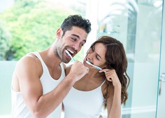 Kdaj bi si morali umiti zobe - pred ali po jutranji kavici?