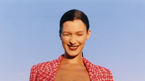 (FOTO) Bella Hadid RAZKRILA svoje čare  - poglejte, kaj nosi namesto modrčka