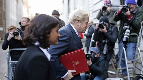 Johnson v nekaj urah izgubil štiri tesne sodelavce, nato je odšla še ena svetovalka