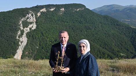 Turški predsednik Erdogan in njegova soproga Emina okužena s covid-19: tako se počutita