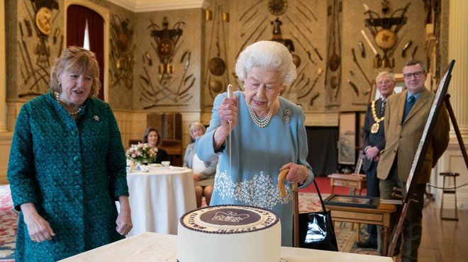 Kraljica Elizabeta na zabavi v čast njeni 70 let vladavine izredno dobre volje (foto: profimedia)