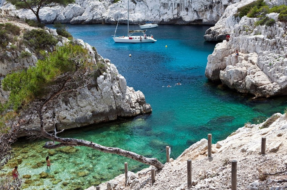 Francija bo v neokrnjenem zalivu blizu Marseilla testno omejila število turistov (foto: profimedia)