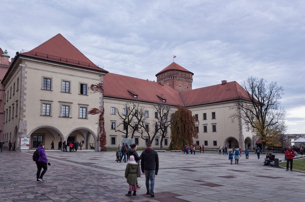 Na sobotnem testiranju občuten padec števila okuženih s koronavirusom (foto: profimedia)