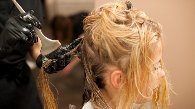 Frizerka na TikToku objavila posnetek od beljenja uničenih las: "Tem lasem ni pomoči!" (foto: profimedia)