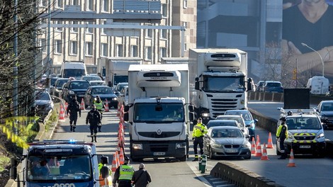 Kljub prepovedi francoske vlade se je konvoj vozil napotil v Pariz