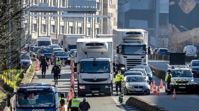 Kljub prepovedi francoske vlade se je konvoj vozil napotil v Pariz (foto: profimedia)