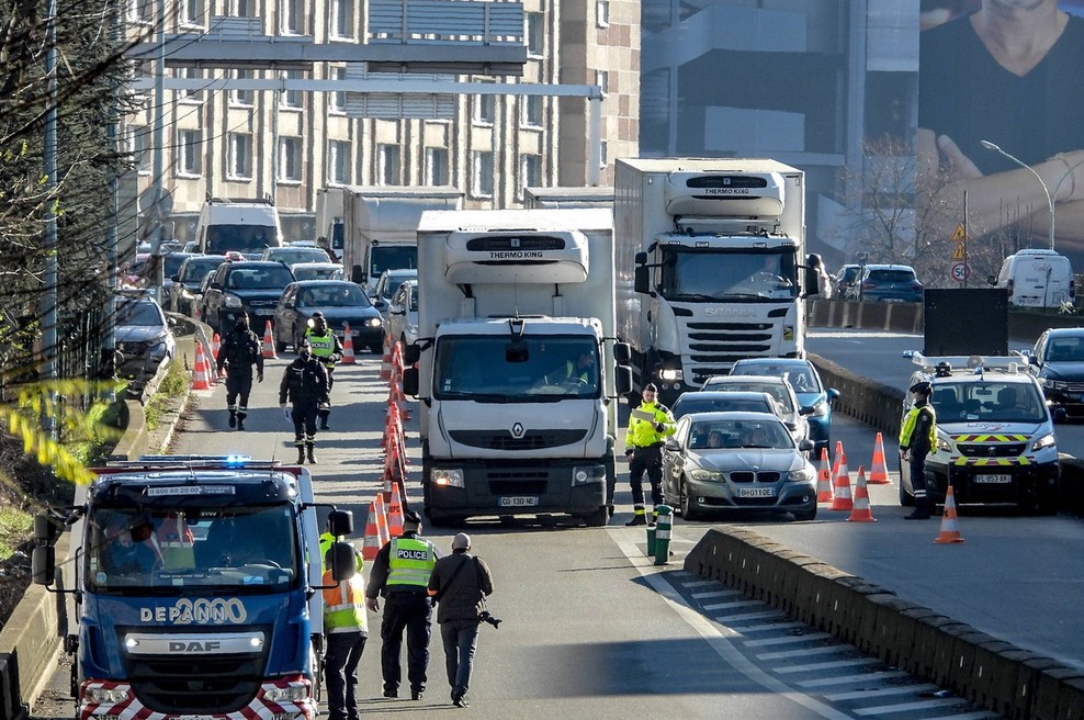 Kljub prepovedi francoske vlade se je konvoj vozil napotil v Pariz (foto: profimedia)