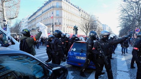 Francoski konvoj se je prebil do Elizejskih poljan, policija nad protestnike s solzivcem