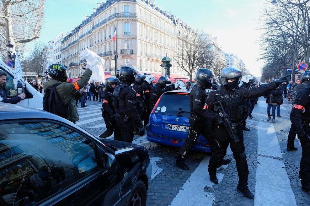 Francoski konvoj se je prebil do Elizejskih poljan, policija nad protestnike s solzivcem (foto: profimedia)