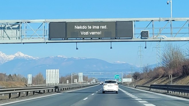 LJUBEZENSKA sporočila na slovenskih avtocestah - ste jih opazili? (foto: DARS)