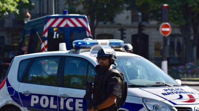 V Parizu policisti ustrelili napadalca z nožem (foto: Xinhua/STA)