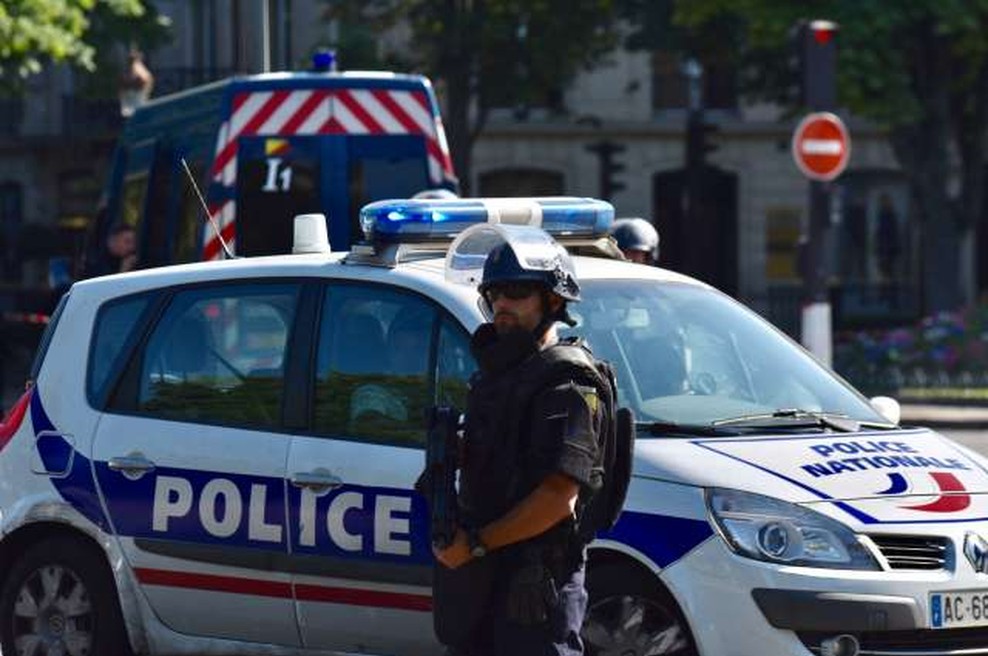 V Parizu policisti ustrelili napadalca z nožem (foto: Xinhua/STA)
