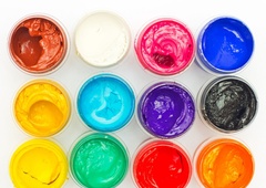 Uganete, katera barva je BARVA LETA 2022? (gre za najsrečnejši odtenek)