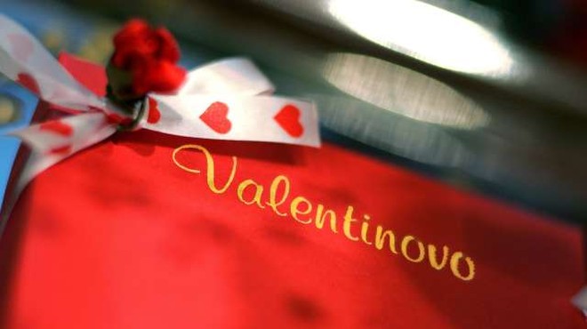 V ponudbi za valentinovo od telefonov v obliki šminke do sladice sladka skušnjava (foto: Daniel Novakovič/STA)