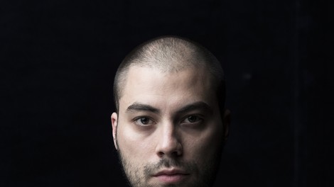 Benjamin Krnetić: »Najbrž se z gledališčem ukvarjam, ker imam probleme z identifikacijo.«