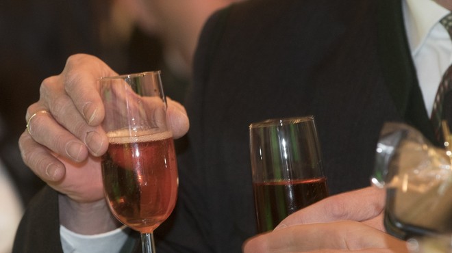 Ekstazi v šampanjcu kriv za smrt moškega v bavarski restavraciji (foto: Profimedia)
