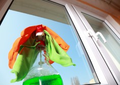 Praktičen trik za čiščenje oken in visokih zrcal: "Nikoli več ne boste rabili lestve!"