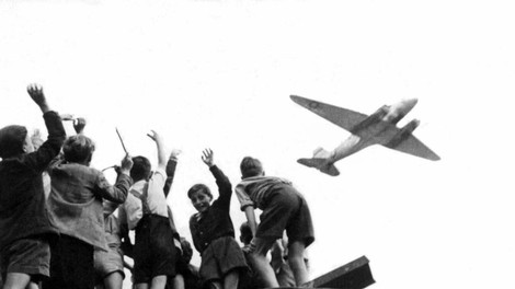Umrl ameriški pilot, ki je med oskrbovanjem Zahodnega Berlina odmetaval sladke "bombe"