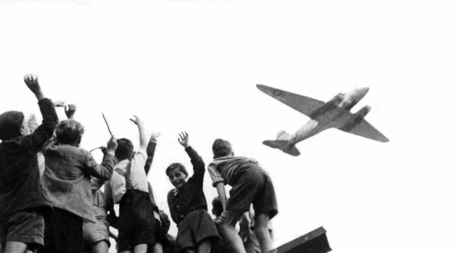 Umrl ameriški pilot, ki je med oskrbovanjem Zahodnega Berlina odmetaval sladke "bombe" (foto: profimedia)