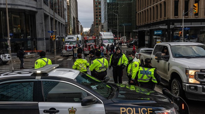 Kanadska policija (obkolila središče mesta in) začela z aretacijami protestnikov v Ottawi (foto: profimedia)