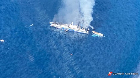 Blizu otoka Krfa zagorelo na trajektu, vsi potniki na varnem