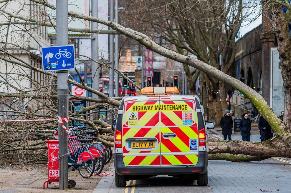 Nevihta Eunice ohromila promet in življenje na zahodu in severu Evrope (foto: profimedia)